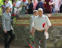 «Пламя ударило в небо. Ты помнишь, Родина?...»