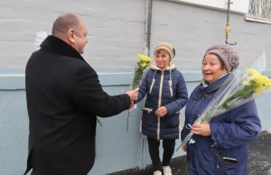 В округе № 4 прошла традиционная акция «Цветы – мамам»