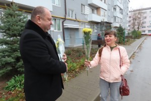 В округе № 4 прошла традиционная акция «Цветы – мамам»
