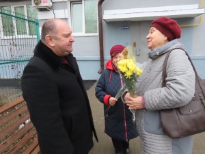 В округе № 4 прошла традиционная акция «Цветы – мамам»