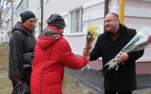 В округе № 4 прошла традиционная акция «Цветы – мамам»