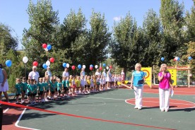 Малыши из «Колокольчика» получили в подарок современную спортивную площадку