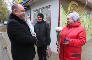 В округе № 4 прошла традиционная акция «Цветы – мамам»