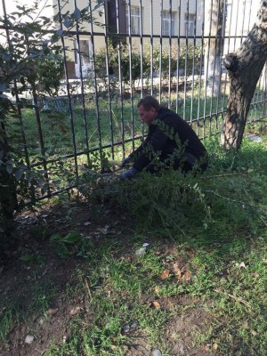 На субботник в микрорайоне №8 вышли семьями Жители округа: Асташкин- депутат, который не боится работы!