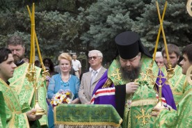Горожане возложили цветы к памятнику Петру и Февронии – символу любви, верности и семейного счастья