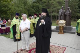 Горожане возложили цветы к памятнику Петру и Февронии – символу любви, верности и семейного счастья