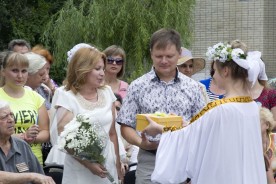 Горожане возложили цветы к памятнику Петру и Февронии – символу любви, верности и семейного счастья