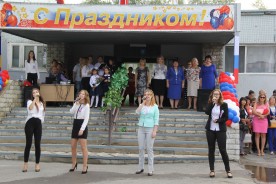 «По одной простой примете узнаем мы этот день…». В школах Волгодонска прозвучал первый звонок