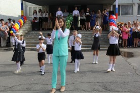 «По одной простой примете узнаем мы этот день…». В школах Волгодонска прозвучал первый звонок