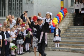 «По одной простой примете узнаем мы этот день…». В школах Волгодонска прозвучал первый звонок