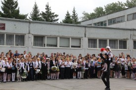 «По одной простой примете узнаем мы этот день…». В школах Волгодонска прозвучал первый звонок