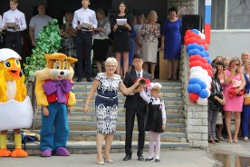 «По одной простой примете узнаем мы этот день…». В школах Волгодонска прозвучал первый звонок