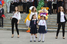 «По одной простой примете узнаем мы этот день…». В школах Волгодонска прозвучал первый звонок