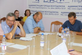 На заседании комиссии по ЖКХ депутаты вновь разбирались в проблемных вопросах благоустройства