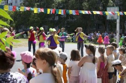 День защиты детей торжественно отметили во всех микрорайонах города