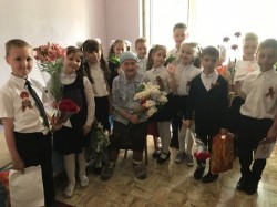 	Накануне праздника Победы в избирательном округе №15 состоялось поздравление ветеранов ВОВ и тружеников тыла на дому.