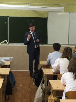 Округ 18. Депутат Сергей  Ладанов общается с молодежью