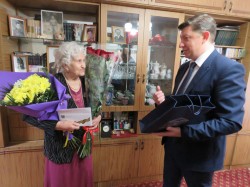 Сергей Ладанов поздравил ветерана Валентину Гайдукову с юбилеем