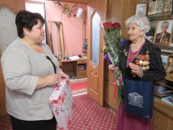 Сергей Ладанов поздравил ветерана Валентину Гайдукову с юбилеем