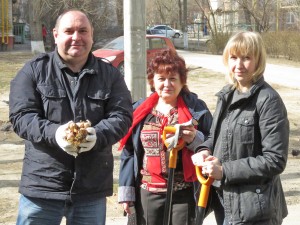 Акция «Тюльпаны Победы» в округе № 4: жители вместе с депутатом высадили более двух тысяч цветов