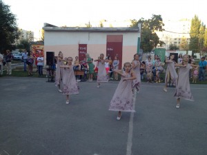 "Бабье лето" в микрорайоне №15 пригласило взрослых и детей
