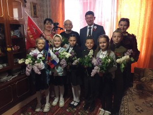 Округ 18. Агитбригада школьников поздравляет ветеранов