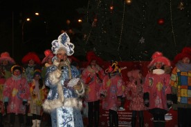 «… Теперь она, нарядная, на праздник к нам пришла». В Волгодонске торжественно открыты городские ёлки