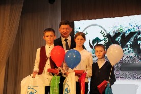 Сергей Ладанов наградил участников конференции Академии юных исследователей 