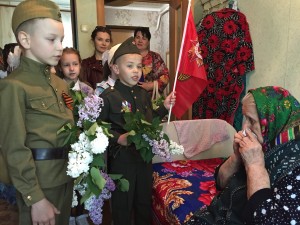 Округ 18. Агитбригада школьников поздравляет ветеранов