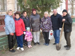 Акция «Тюльпаны Победы» в округе № 4: жители вместе с депутатом высадили более двух тысяч цветов