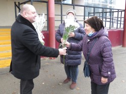 В Волгодонске депутат Георгий Ковалевский поздравил с Днем матери жительниц округа № 4