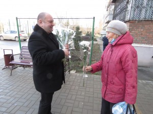 В Волгодонске депутат Георгий Ковалевский поздравил с Днем матери жительниц округа № 4