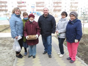 Акция «Тюльпаны Победы» в округе № 4: жители вместе с депутатом высадили более двух тысяч цветов