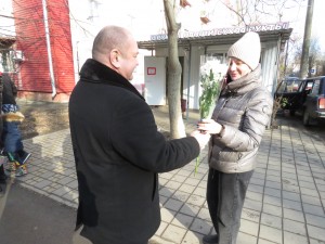 В Волгодонске депутат Георгий Ковалевский поздравил с Днем матери жительниц округа № 4