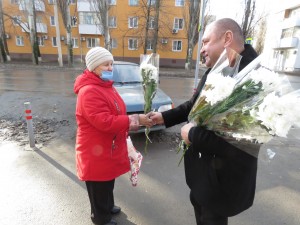 В Волгодонске депутат Георгий Ковалевский поздравил с Днем матери жительниц округа № 4