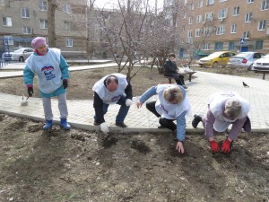 Акция «Тюльпаны Победы» в округе № 4: жители вместе с депутатом высадили более двух тысяч цветов