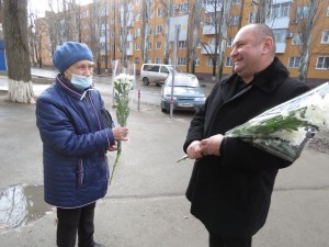 В Волгодонске депутат Георгий Ковалевский поздравил с Днем матери жительниц округа № 4