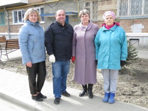 Акция «Тюльпаны Победы» в округе № 4: жители вместе с депутатом высадили более двух тысяч цветов
