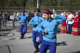 Сотни горожан встретили Первомай в парке Победы