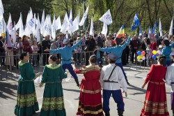 Сотни горожан встретили Первомай в парке Победы