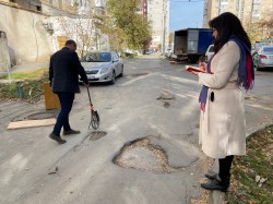 В 8 округе состоялся обход и замер поврежденных  внутриквартальных проездов