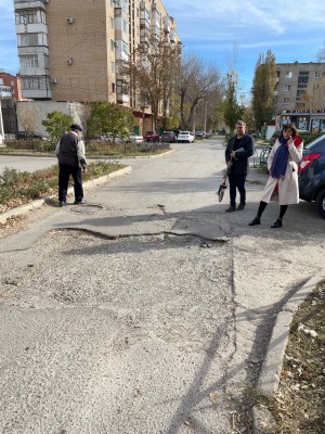 В 8 округе состоялся обход и замер поврежденных  внутриквартальных проездов