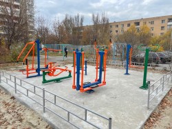 В 8 округе появилась новая спортивная площадка с тренажерами