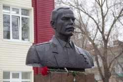 В Волгодонске возложили цветы к монументу Героя России Михаила Ревенко