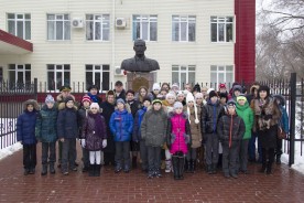 В Волгодонске возложили цветы к монументу Героя России Михаила Ревенко