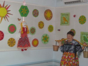  Мы Весну-красну встречаем.  В гости солнышко зовем. Славный праздник отмечаем И блины с утра печем!