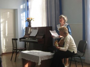Нет в России семьи такой, где б не памятен был свой герой...