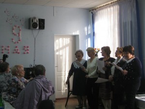 Нет в России семьи такой, где б не памятен был свой герой...
