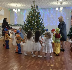Новогодние елочки от депутата для учреждений 8 округа