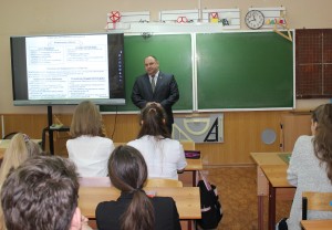Депутат округа № 4 поговорил с учениками школы № 9 о местном самоуправлении